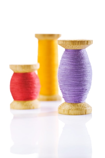 kolorowe nici w szpulkach